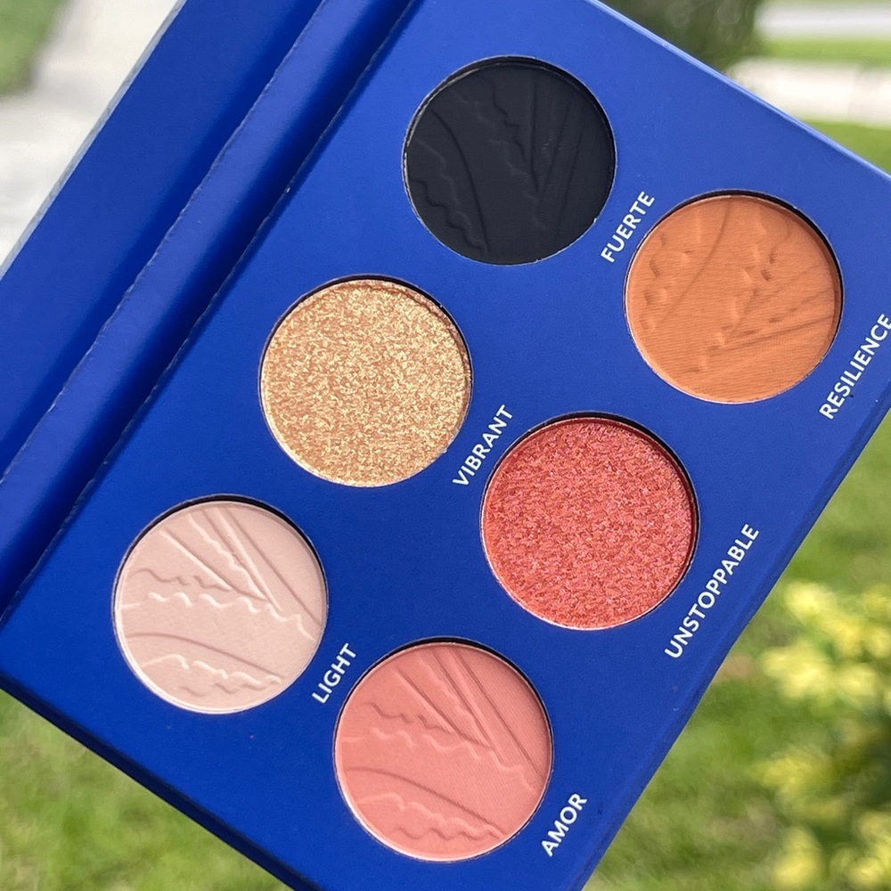 TRESLUCE BEAUTY By Becky G I Am Siempre Divina Set Eyeshadow & Lashes